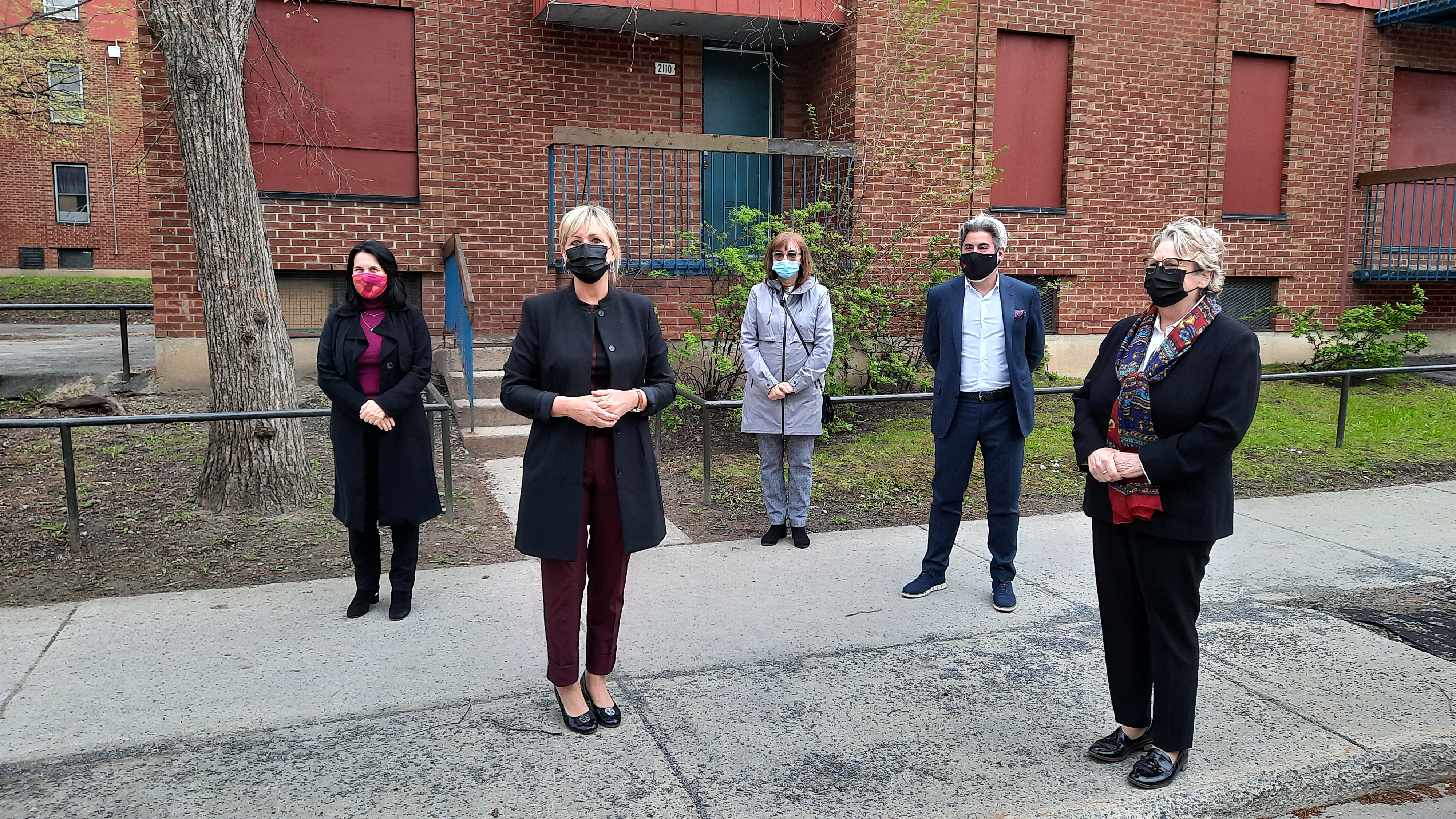 Les élus des paliers fédéral, provincial et municipal, ainsi que la directrice générale de l'OMHM, Danielle Cécile, étaient réunis le 4 mai dans le cadre d'une visite d'un immeuble HLM barricadé de la rue Workman.