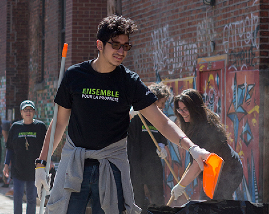 Les corvées de propreté sont organisées depuis 10 ans par des citoyens bénévoles qui souhaitent améliorer leur milieu de vie et l’environnement. Crédit photo: Ville de Montréal