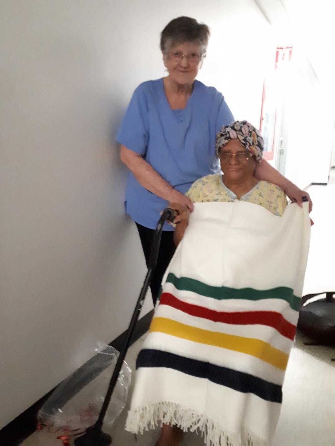Comme on le fait pour chaque centenaire, l’OMHM a remis une couverture à Madame Prudence Désir pour souligner son 100e anniversaire. Elle est ici en compagnie de Mme Charland, présidente de l’association des locataires des habitations Marie-Victorin.