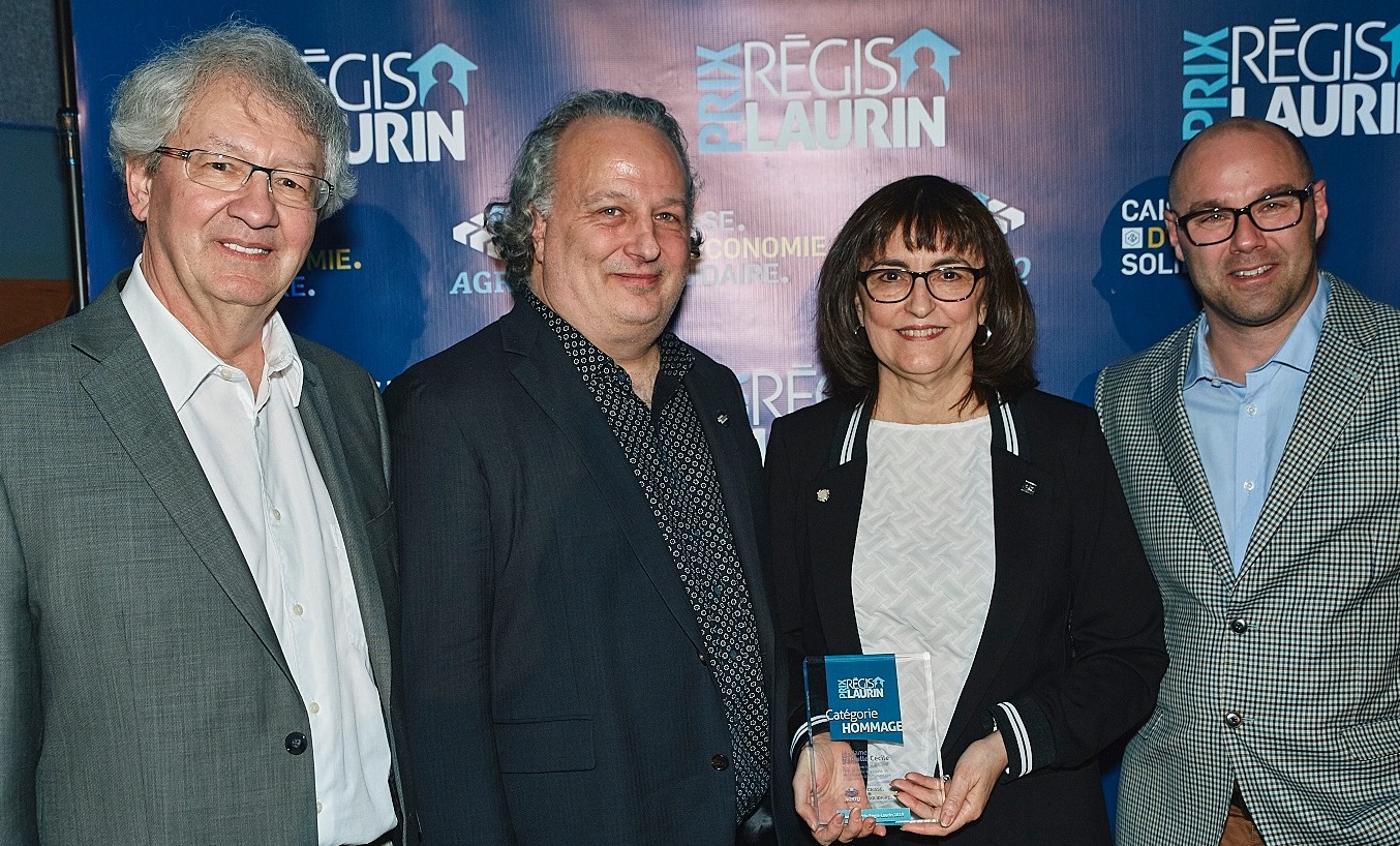 Danielle Cécile est entourée de François Saillant, récipiendaire du prix Hommage Prix Régis-Laurin 2017, Marc Picard, directeur général de la Caisse d’économie solidaire et d’Alain Marcoux, président de l’AGRTQ.