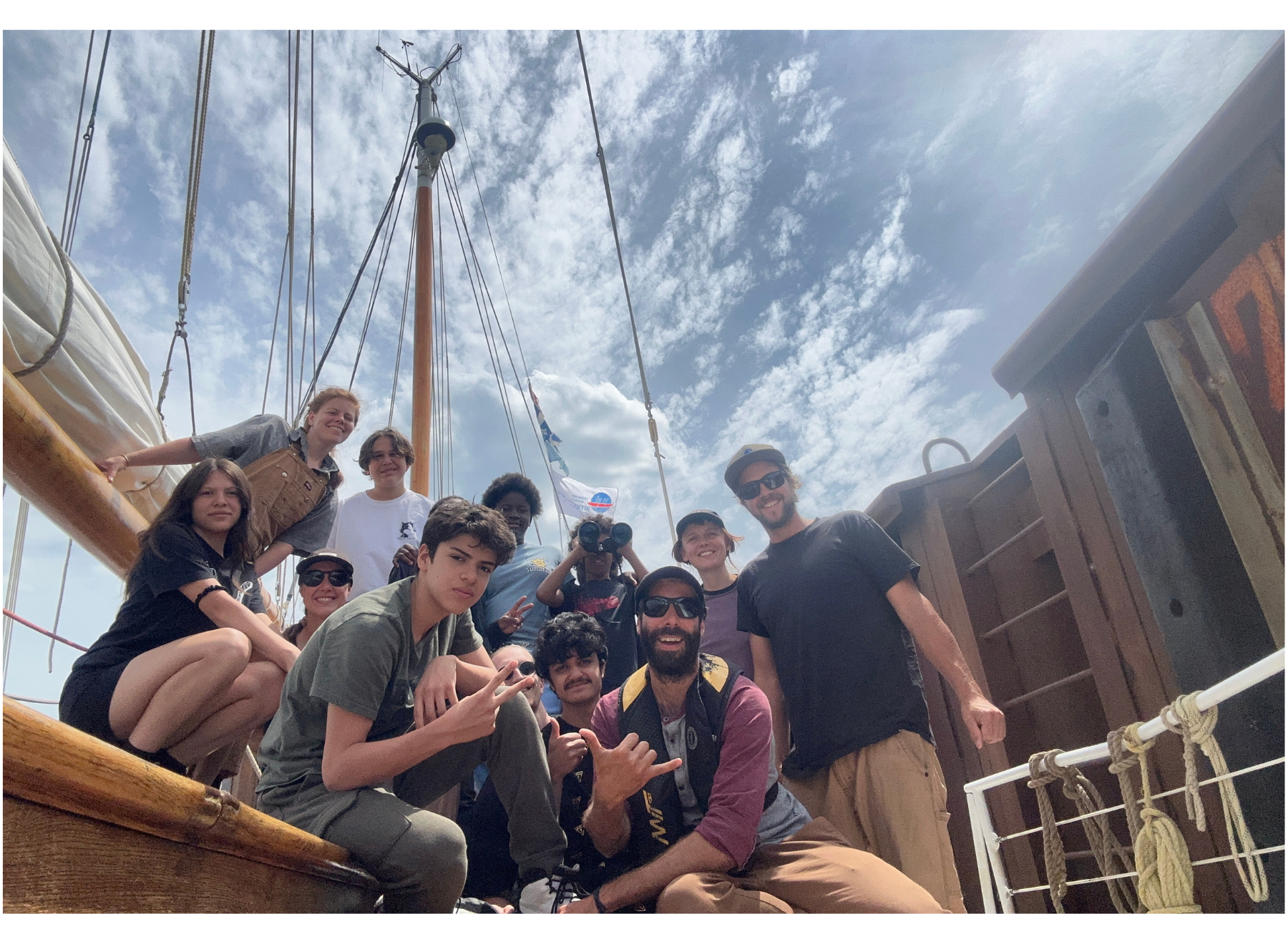 L’équipage de l’expédition du 2 au 5 juillet 2024, dont huit jeunes faisant partie des milieux HLM. Merci à ÉcoMaris pour l’organisation du voyage et la photo.