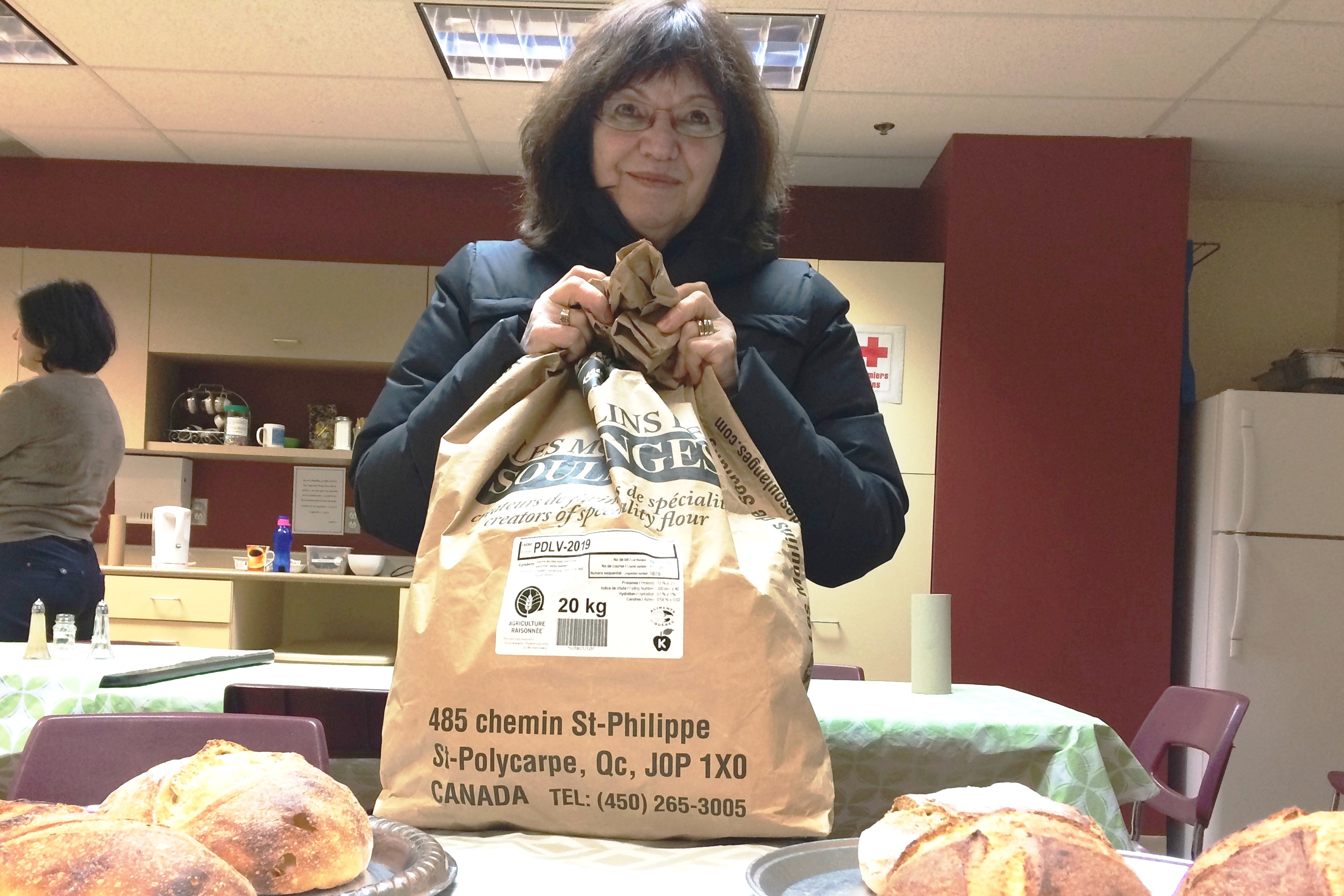 Claire Katma a entrepris de récupérer des pains et viennoiseries non vendus de la boulangerie Le pain dans les voiles pour, entre autres, les offrir aux locataires des habitations où elle intervient.