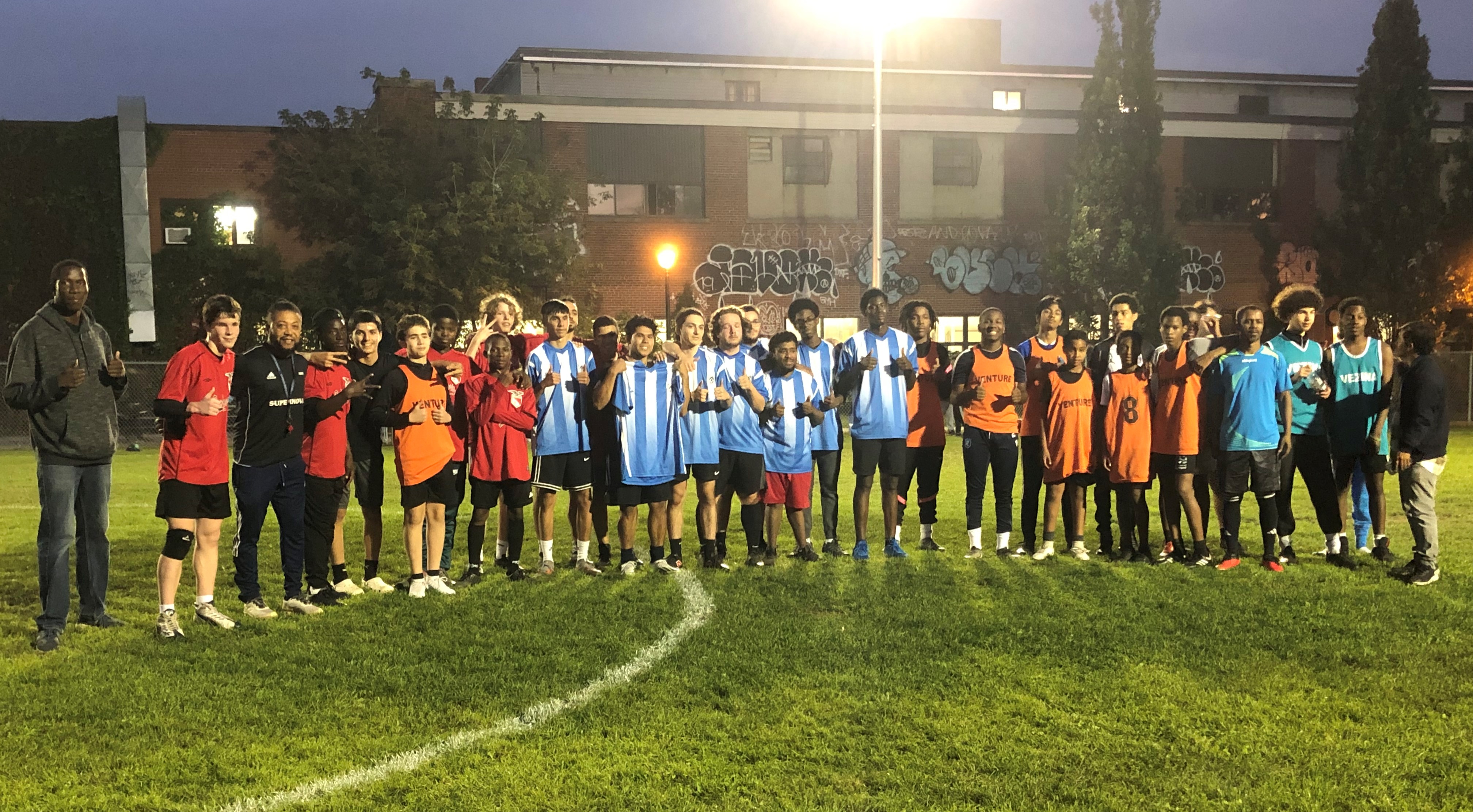 Les jeunes ont proposé d'organiser un évènement de sensibilisation de droits, jumelé à des matchs de soccer. Un beau succès!