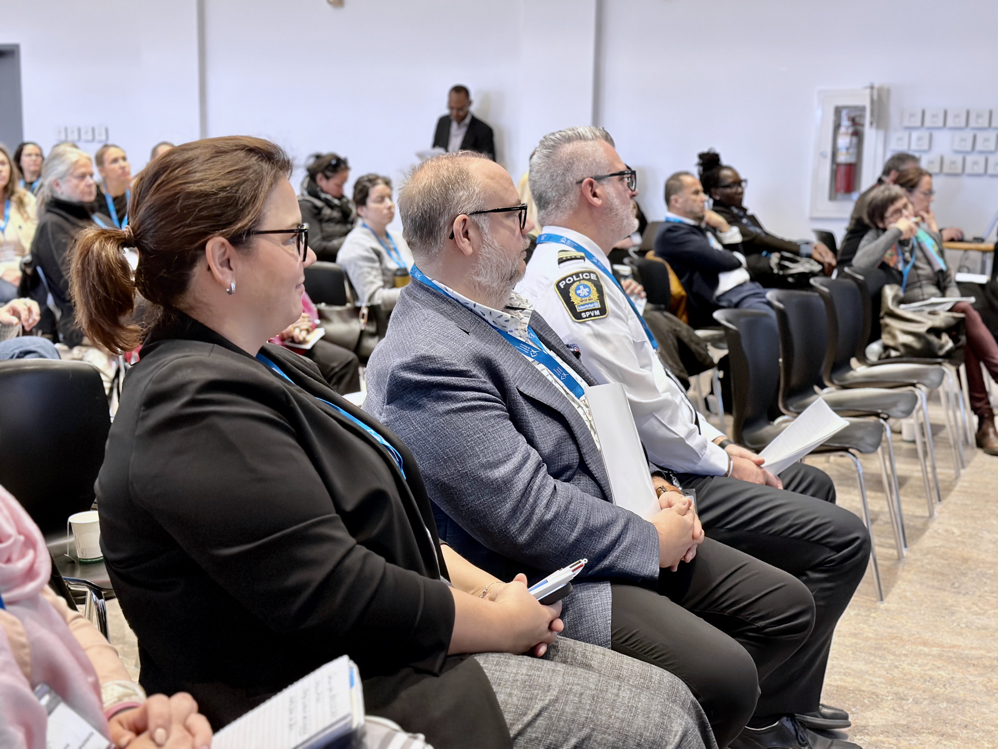 Isabelle Pépin, directrice générale de l'OMHM, en compagnie de Benoit Dorais, maire de l'arrondissement du Sud-Ouest, et de Steve Dassylva, inspecteur et chef de la division de la prévention et de la sécurité urbaine au SPVM.