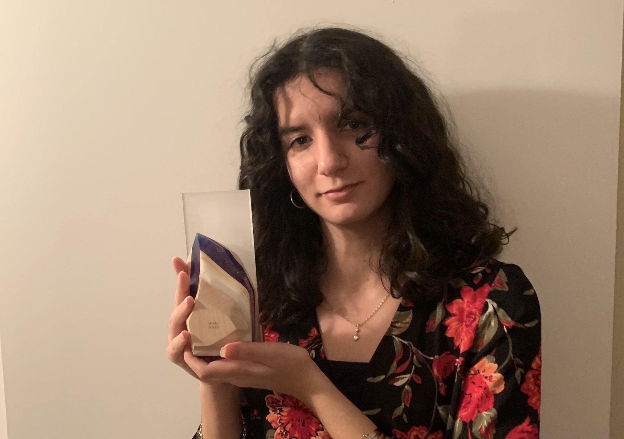 Iman, étudiante en mathématiques, offre un parfait exemple d'une jeune femme libérée des préjugés et mobilisée pour une cause qui lui tient à cœur.