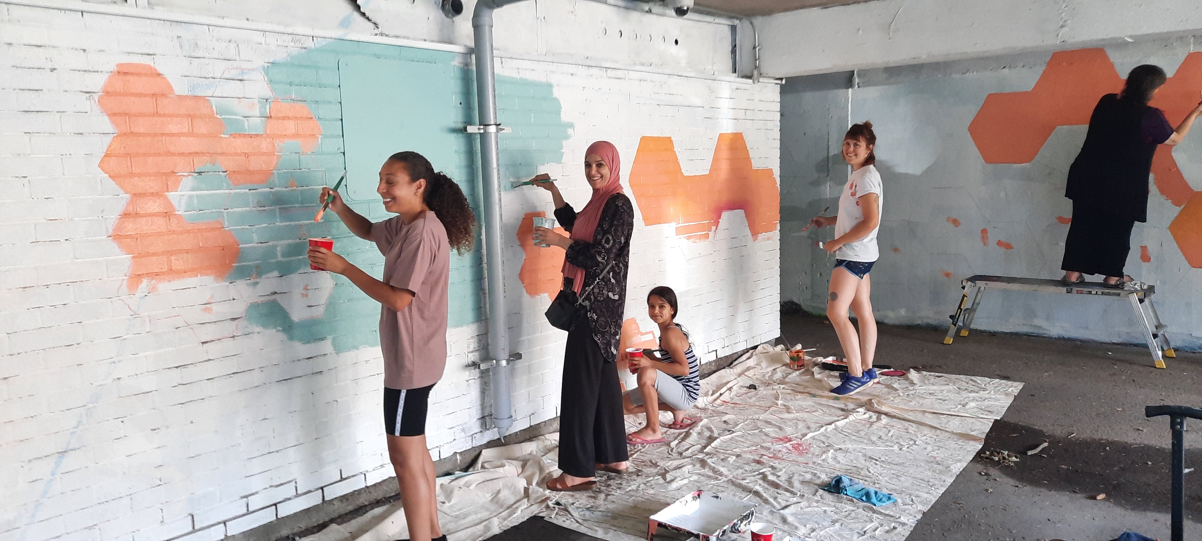 En pleine réalisation de la murale! De voir les résidants s’impliquer avec le sourire, quel bonheur.