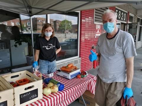 Plusieurs locataires des habitations Bourret, Place Lucy et Place Newman profitent des bienfaits du marché social itinérant de Multicaf.