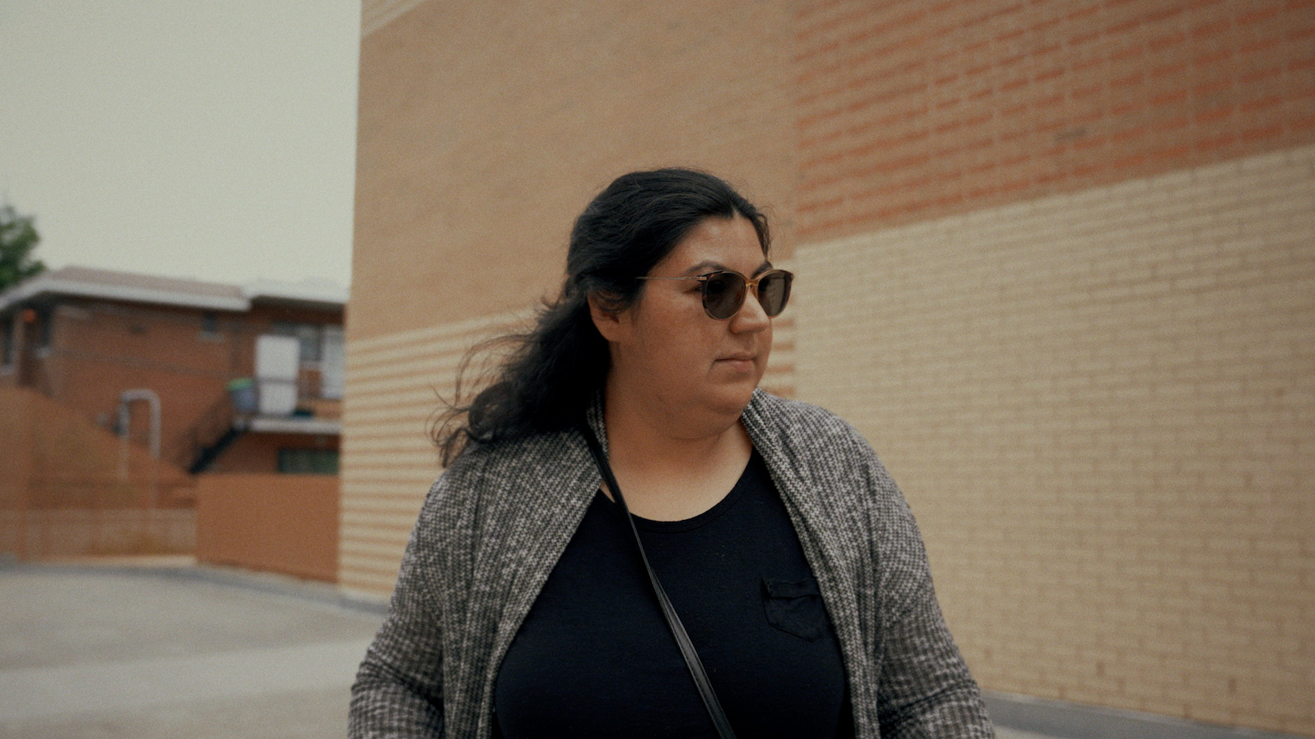 Dans le premier épisode de la web-série, Marianne Contreras et son fils, tous deux résidants des habitations Saint-Michel Nord, nous font découvrir leur quartier avec fierté.