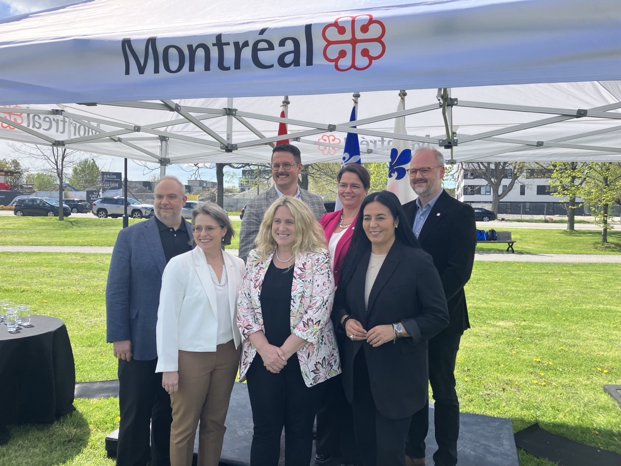 1ère rangée de gauche à droite: Mme Caroline Sauriol (Mission Unitaînés), Mme Karine Boivin (Gouvernement du Québec), Mme Soraya Martinez Ferrada (Gouvernement du Canada); 2ieme rangée: M. Benoît Dorais (Ville de Montréal), M. Pierre Lessard-Blais (Ville de Montréal), Mme Isabelle Pépin (OMHM), M. Pierre Choquette (OMHM).