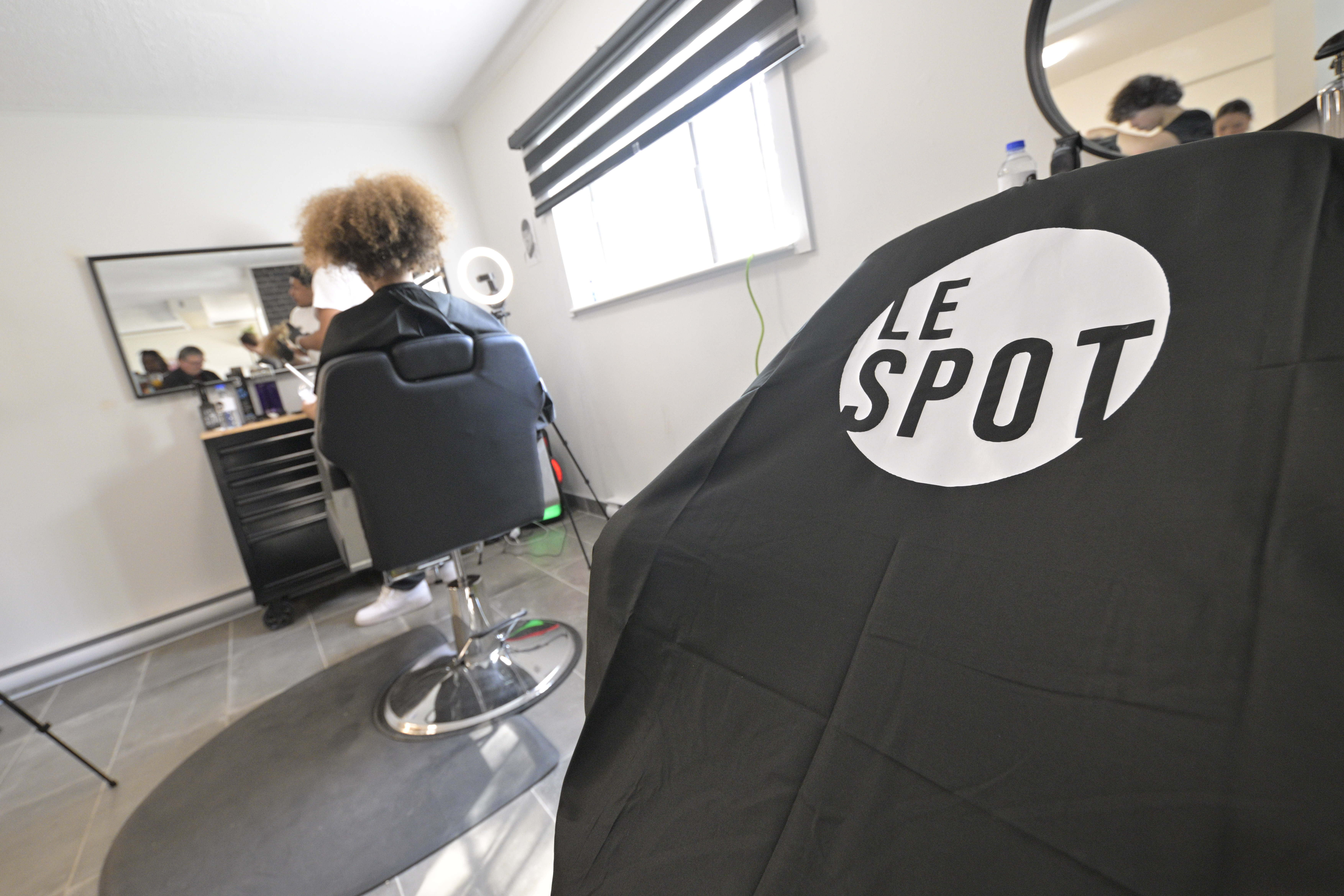 Un salon de barbier communautaire, baptisé le Spot, occupe désormais un local aux habitations Saint-Sulpice. 