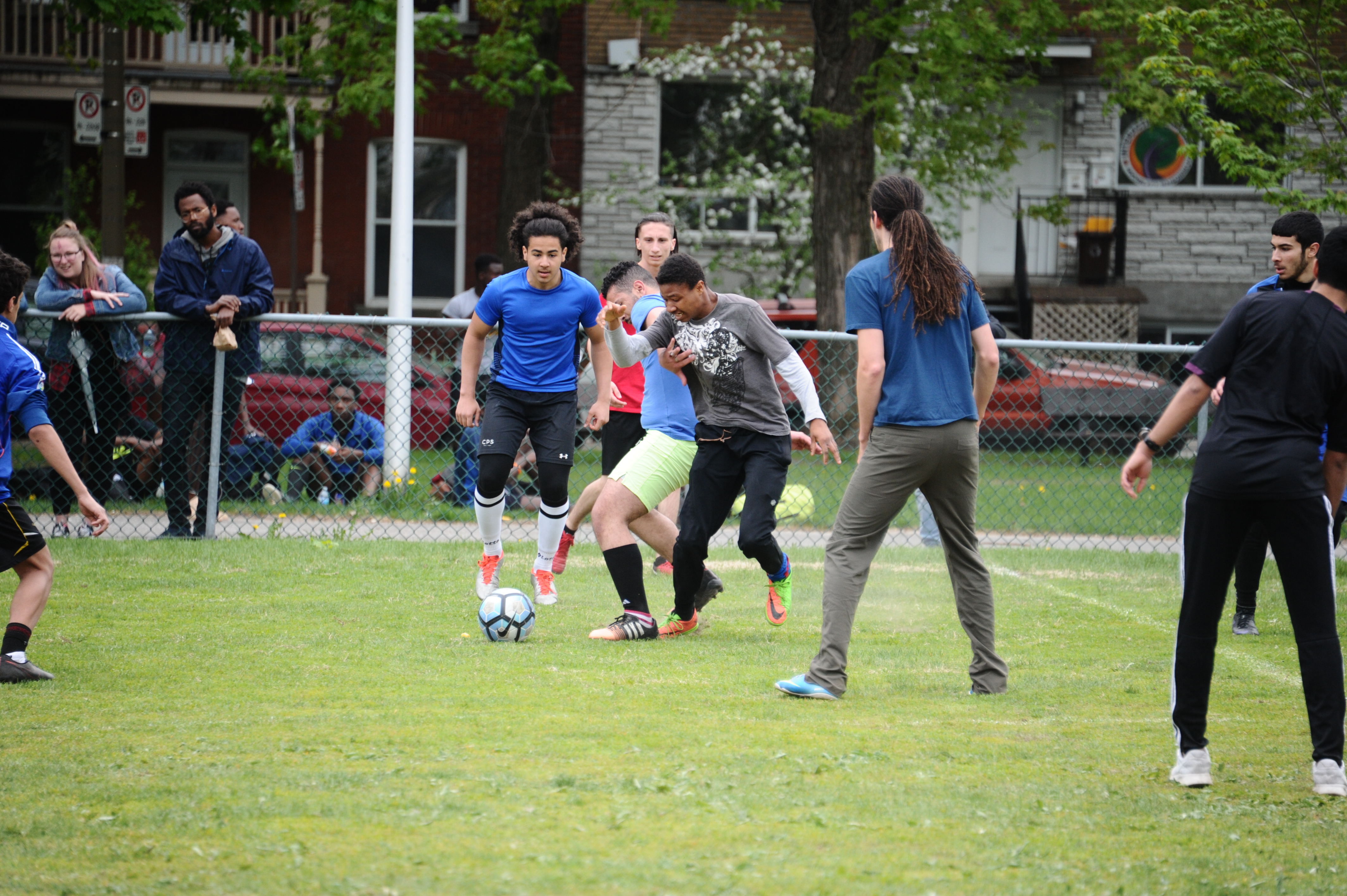 Le MOUV avait organisé le Défi sportif; une journée de compétitions de soccer et de basketball pour les jeunes issus de différentes habitations HLM. (Photo: Martin Alarie)