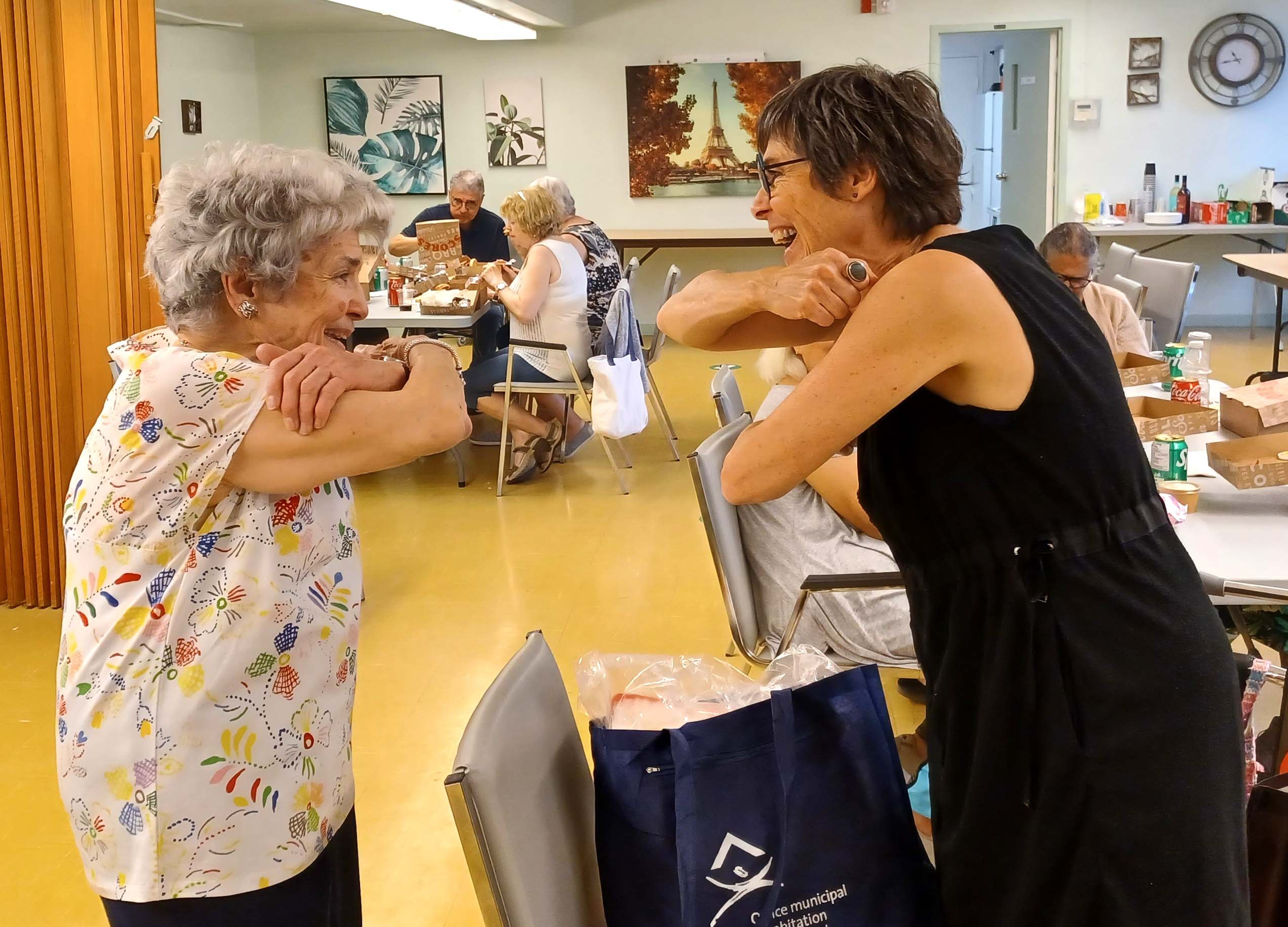 « Rita a siégé de tout temps sur toutes les instances : comités de secteur, Comité consultatif des résidants (CCR), et, bien entendu, comité de sélection. Sa constance et son implication sont inspirantes à plus d’un titre pour améliorer la vie des locataires des HLM. » raconte Nathalie Morin, directrice de l’organisation communautaire qui a voulu lui remettre un cadeau au nom de toute l’équipe et lui dire combien elle allait nous manquer.