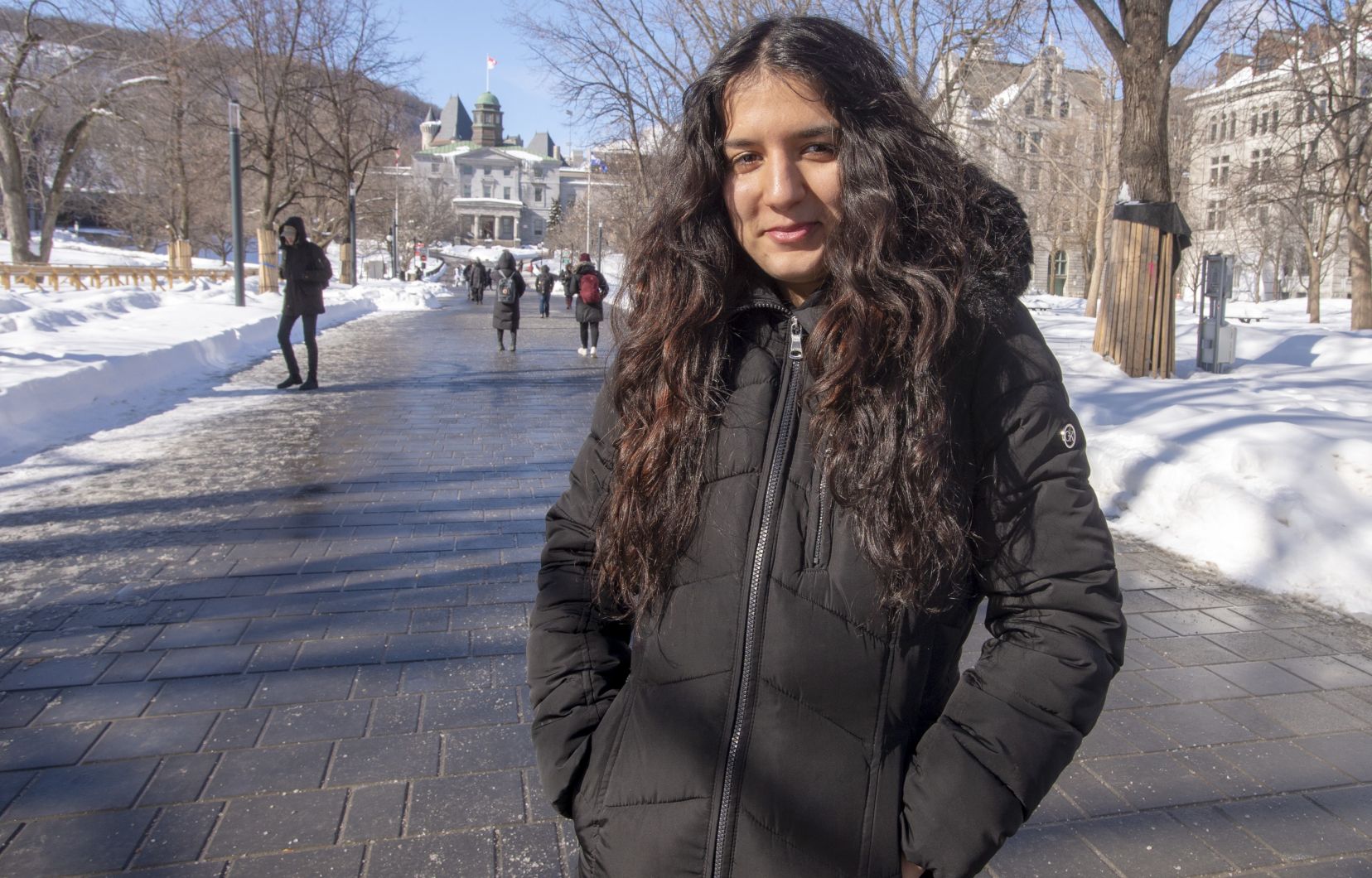 Sihem Youbi étudie à l’Université McGill pour devenir enseignante à l’école primaire. Elle a grandi dans un HLM du quartier Saint-Michel, à Montréal, et y habite toujours avec sa famille. Photo: Ryan Remiorz, La Presse canadienne