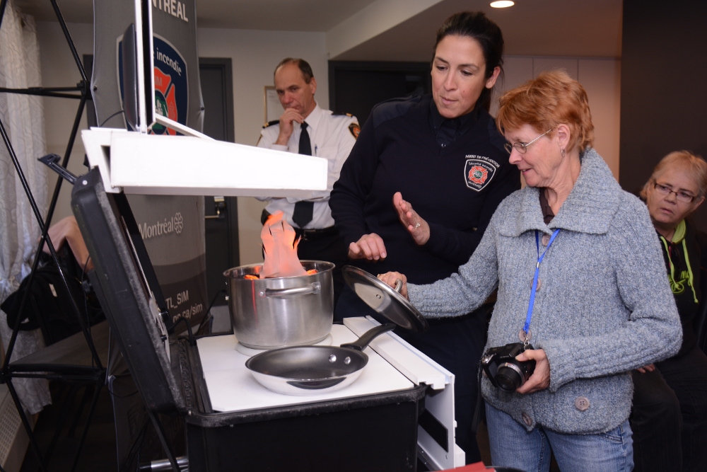 Règles : ne jamais laisser des aliments cuire sans surveillance et ne jamais tenter d’éteindre avec de l’eau. Si, malgré tout, le feu prend. Éteignez le courant, couvrez la casserole avec le couvercle et appelez le 911.