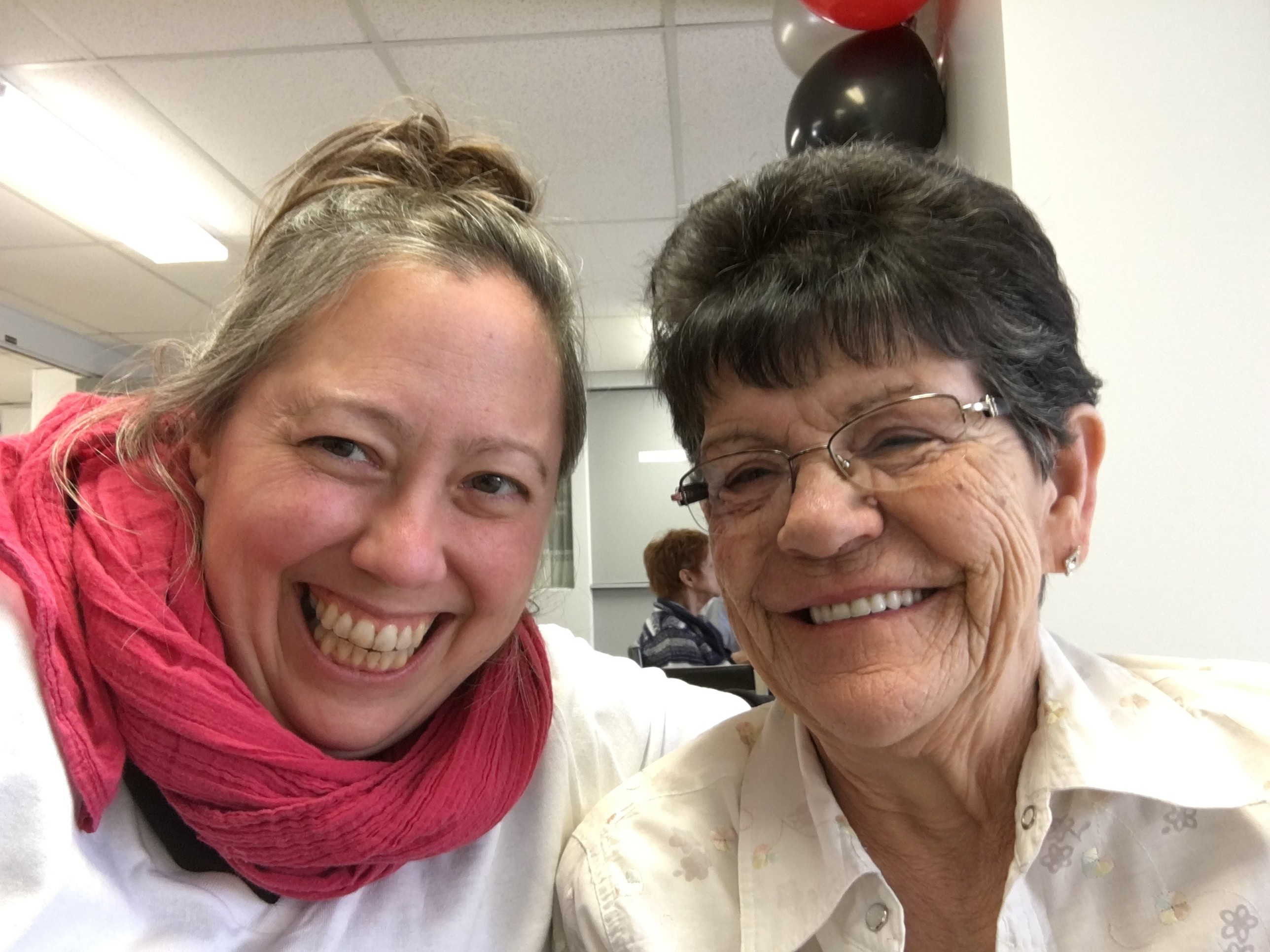 Isabelle Desrochers, directrice du Centre d’action bénévole de Montréal-Nord, et Andrée Legault, présidente du comité des locataires, lors de la petite fête au Manoir Aimé-Léonard.