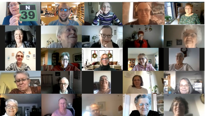 Les animateurs de milieu de vie ont inventé une façon de jouer au bingo sur Zoom. Voici Marie-Eve Lavigne en haut à gauche en pleine séance de Zingo.
