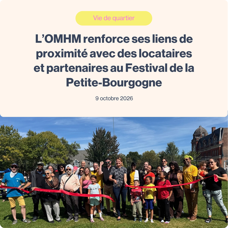 Véronique Fournier, mairesse de l’arrondissement du Sud-Ouest, célèbre l’inauguration du parc Vinet. René-François Daviau se trouve tout juste derrière à sa gauche, alors qu’on aperçoit Nancy Rapone au fond à droite. Michael Farkas, figure engagée incontournable du quartier, porte un chandail jaune à droite.