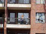 Les locataires ont pu, de leur balcon, vivre un petit moment de divertissement fort apprécié.