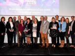 Les 6 récipiendaires des Prix Régis-Laurin 2019 entourés d'autres bâtisseurs du logement social et communautaire.