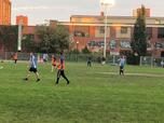 Joindre l'utile à l'agréable! Après un échange sur leurs droits, les jeunes ont pu s'exprimer sur le terrain de soccer.