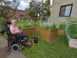 Francine Poirier dans le jardin de l'immeuble.