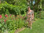 Mme L. Klichtch des habitations De Terrebonne devant son jardin.