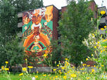 La murale s'harmonise avec la nature du parc.