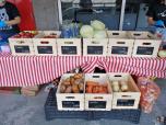 Le marché offre des fruits et légumes, mais aussi des plats congelés.