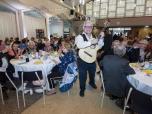 Le chansonnier Louis Alary a su animer la salle et charmer les spectateurs. Tout au long du repas, il a sorti sa guitare pour interpréter des classiques que la plupart connaissait. Le plancher de danse a été bien animé.