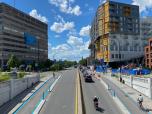 La piste cyclable du REV passe directement devant l'immeuble.