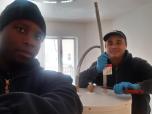 Les plombiers Roosvelt Anelus et Luis Arauz Bautista doivent effectuer les travaux d'urgence en plomberie.
