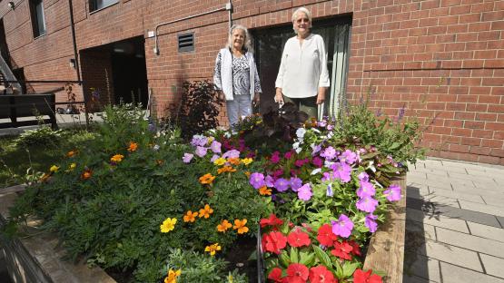 Nous travaillons fort pour embellir notre immeuble. Nous avons déjà pleins d’idées pour l’an prochain! Luz Stella Garcia Giraldo et Carole Tremblay, aux habitations Du Parc Frontenac