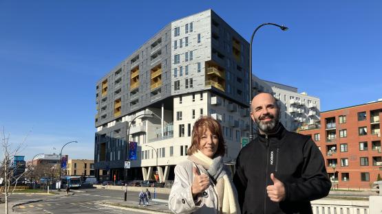 Isabelle Garon et Constantinos Traiforos devant l'Îlot Rosemont