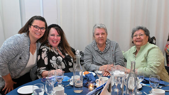 Isabelle Pépin, directrice générale de l’OMHM, en compagnie de locataires partenaires à la Cérémonie de reconnaissance de l’action communautaire et bénévole 2025.