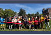Véronique Fournier, mairesse de l’arrondissement du Sud-Ouest, célèbre l’inauguration du parc Vinet. René-François Daviau se trouve tout juste derrière à sa gauche, alors qu’on aperçoit Nancy Rapone au fond à droite. Michael Farkas, figure engagée incontournable du quartier, porte un chandail jaune à droite.