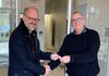 Pierre Choquette, Directeur général adjoint - Développement, stratégies et communications pour l'OMHM, reçoit les clés de Serge Dufresne, directeur senior pour Capreit (anciens propriétaires).