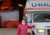 C'est le moment tant attendu! Une nouvelle résidante pose fièrement à côté de son camion de déménagement.