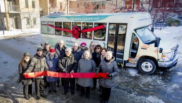 Le ruban a été coupé avec des locataires, dont certains sont représentés sur l'autobus, devant la Résidence Saint-Eugène.