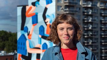 Cécile Gariepy devant la murale Chez Nous, crédit photo: Olivier Bousquet