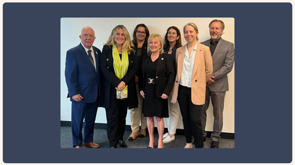 De gauche à droite : Eddy Savoie, propriétaire et fondateur des Résidences Soleil, Karine Boivin Roy, ministre responsable de l’Habitation, Isabelle Pépin, directrice générale de l’OMHM, Nataly Savoie, présidente exécutive des Résidences Soleil, Nathalie Mercier, directrice générale de la CORPIQ, Caroline Braun, responsable de l’habitation et de l’urbanisme au comité exécutif, Jean Martel, président-directeur général de la SHQ.