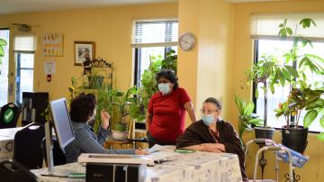 L'organisatrice communautaire discute de l'entente à signer avec les membres de l'association des habitations Gabriel Sagard lors de la distribution du matériel informatique.
