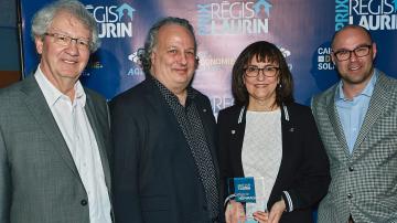Danielle Cécile est entourée de François Saillant, récipiendaire du prix Hommage Prix Régis-Laurin 2017, Marc Picard, directeur général de la Caisse d’économie solidaire et d’Alain Marcoux, président de l’AGRTQ.