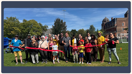 Véronique Fournier, mairesse de l’arrondissement du Sud-Ouest, célèbre l’inauguration du parc Vinet. René-François Daviau se trouve tout juste derrière à sa gauche, alors qu’on aperçoit Nancy Rapone au fond à droite. Michael Farkas, figure engagée incontournable du quartier, porte un chandail jaune à droite.
