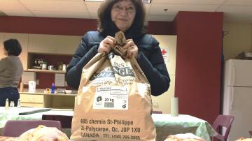 Claire Katma a entrepris de récupérer des pains et viennoiseries non vendus de la boulangerie Le pain dans les voiles pour, entre autres, les offrir aux locataires des habitations où elle intervient.