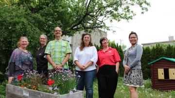 Une équipe très fière des résultats! De gauche à droite : Valéria Taranto, organisatrice communautaire, Micheline Gravel, IM à Saint-Michel, Pierre Malchelosse, IM à Rosemont, Manon Martin, IM dans Hochelaga, Michèle Daniels, organisatrice communautaire, Mong Hieu Nguyen, IM dans Côte-des-Neiges
