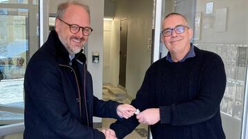 Pierre Choquette, Directeur général adjoint - Développement, stratégies et communications pour l'OMHM, reçoit les clés de Serge Dufresne, directeur senior pour Capreit (anciens propriétaires).
