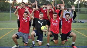 Bravo à nos 100 jeunes de 12 à 18 ans qui ont participé au premier tournoi de la Ligue de soccer des jeunes en HLM.  Photos: Martin Alarie