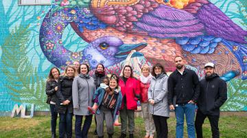 Lors de l'inauguration, Danielle Cécile a salué l'initiative de Samuel Chaput qui a fait installer une affiche qui décrit la murale.