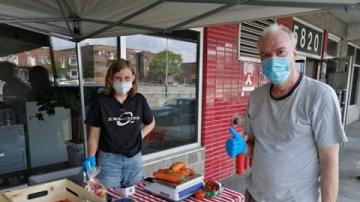 Plusieurs locataires des habitations Bourret, Place Lucy et Place Newman profitent des bienfaits du marché social itinérant de Multicaf.