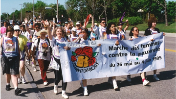 Il y a 30 ans, des centaines de femmes marchaient pour dénoncer la pauvreté et les inégalités vécues par les femmes.